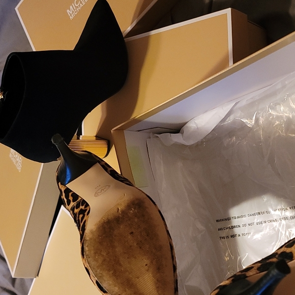 Michael Kors Lori Bootie - Picture 4 of 4